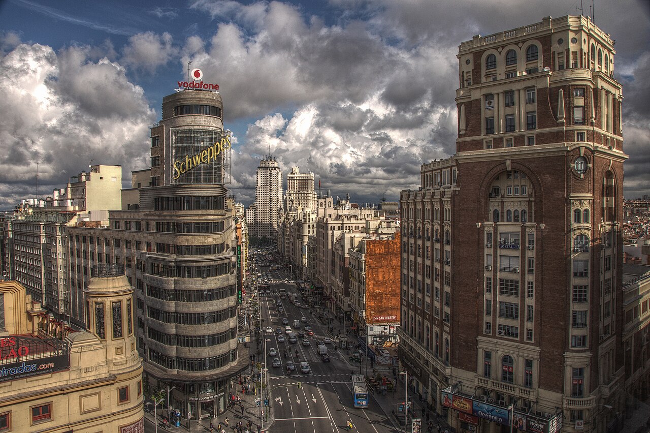 La Gran Vía de Madrid, con sus edificios y el movimiento de la ciudad